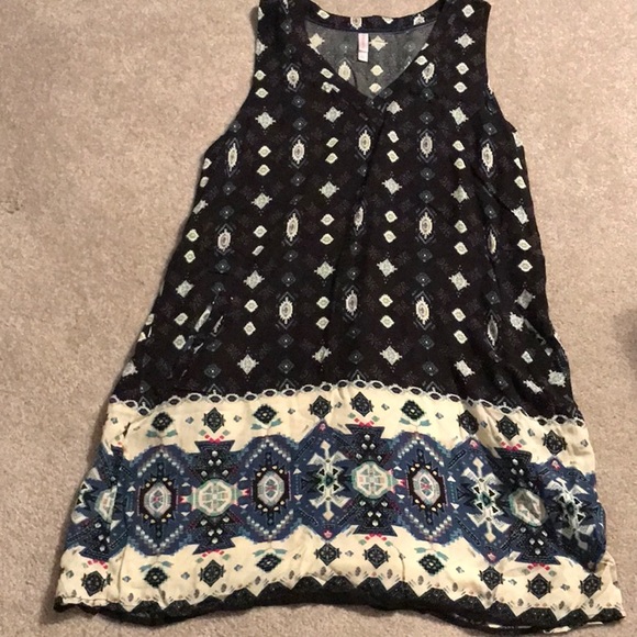 Xhilaration Dresses & Skirts - Sleeveless v neck dress with pockets